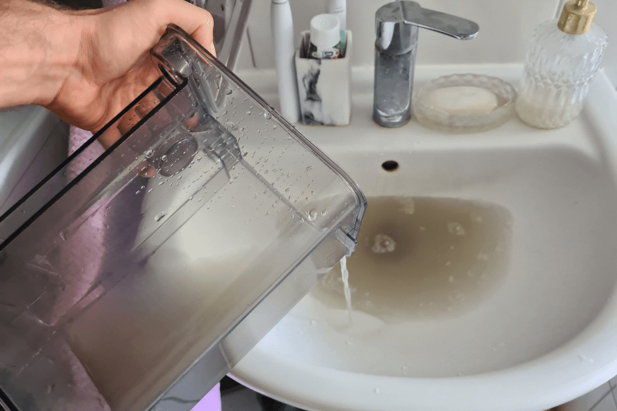 Der Schmutzwassertank des Ecovacs Deebot X1 Turbo wird entleert